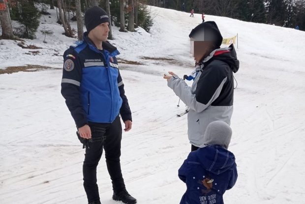 Copil de 5 ani rătăcit pe o pârtie din Predeal, găsit de jandarmii montani. „Era pierdut şi dezorientat”