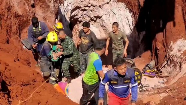 O fetiță de aproape doi ani a fost salvată după ce a căzut într-un puț adânc de 13 metri în sudul Thailandei