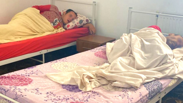 Ploșnițe și miros de urină și fecale în centrul „Armonia” pentru persoane cu dizabilități, administrat de apropiații Gabrielei Firea. DGASPC Ilfov nu vede nicio problemă