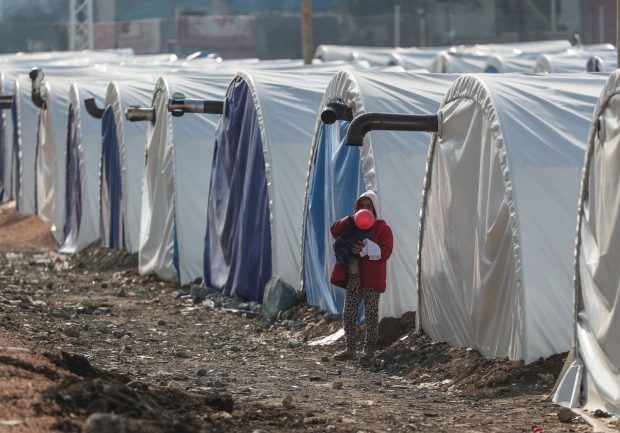 Organizația Semiluna Roșie, criticată pentru că nu a donat, ci a vândut corturi pentru oamenii rămași fără adăpost după seismele din Turcia
