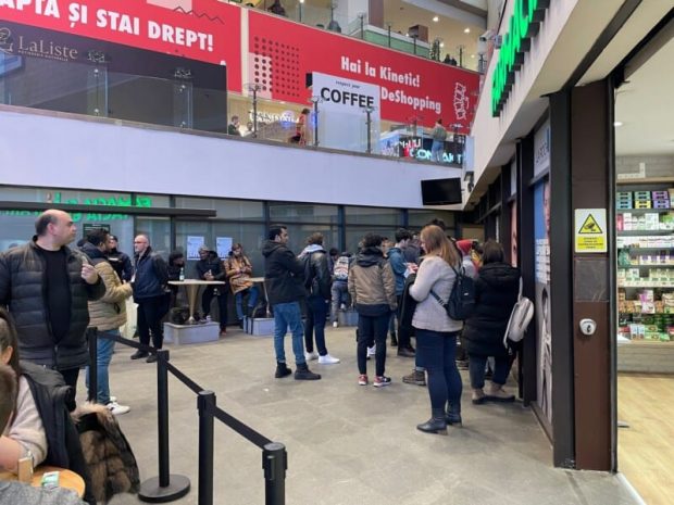 Prin ce trec la Cluj străinii care vor să vină să muncească în România. Unii au ajuns să doarmă pe stradă ca să prindă un loc la ghișee
