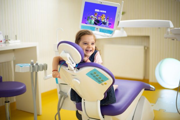 Studiu DENT ESTET privind sănătatea dentară la copii: „Aproape jumătate dintre părinți își duc copilul la dentist pentru o igienizare mai rar de o dată la 2 ani”