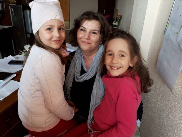 Lecția unei directoare care își duce elevii la voluntariat: „Teorie știu, dar cum să-și dezvolte empatia, nu”