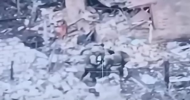 Luptători din gruparea Wagner, filmați în timp ce-și bat cu lopata comandantul, potrivit unor imagini publicate de Ucraina