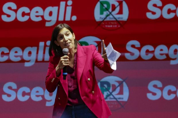 Elly Schlein, o militantă de stânga, devine prima femeie la șefia Partidului Democrat italian și principala rivală a lui Meloni
