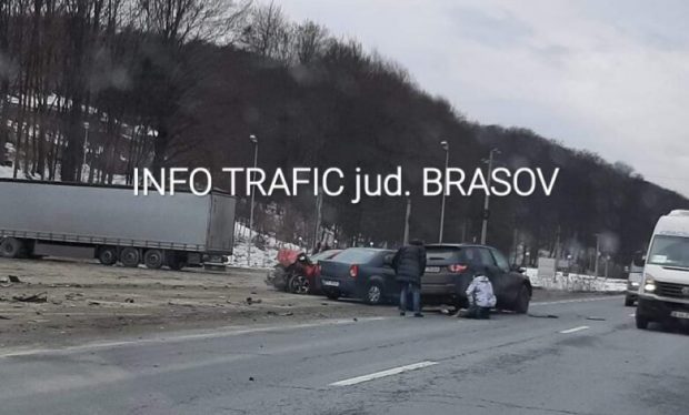 Trafic blocat pe DN1, în județul Brașov, după ce o mașină a intrat în două autoturisme parcate. 4 persoane au fost rănite, a fost solicitat elicopterul SMURD