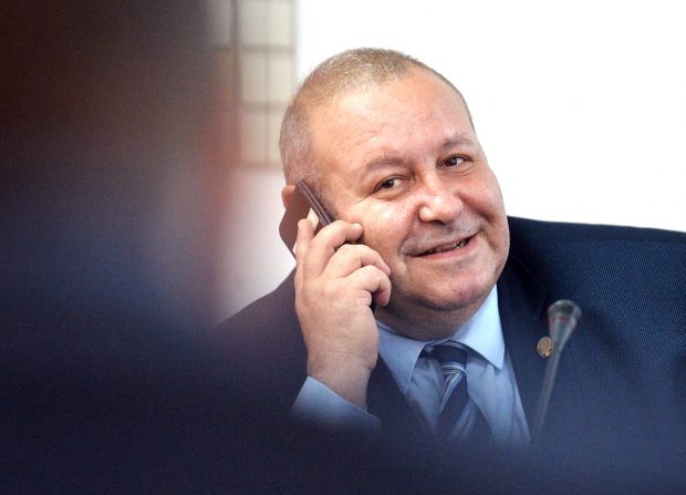 Cine trimite pe e-mail amendamente parlamentarilor când e vorba de creșterea puterilor instituțiilor militarizate? Cazul Fenechiu
