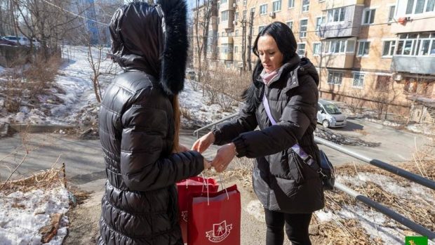 Văduvele soldaților din Vladivostok au primit ca ajutor cârnați afumați: „PR pe suferința familiilor”