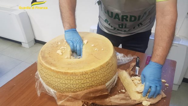 Brânză de 20 de milioane de euro. Zeci de kilograme de cocaină ascunse de traficanții de droguri în roți de parmezan, în Italia