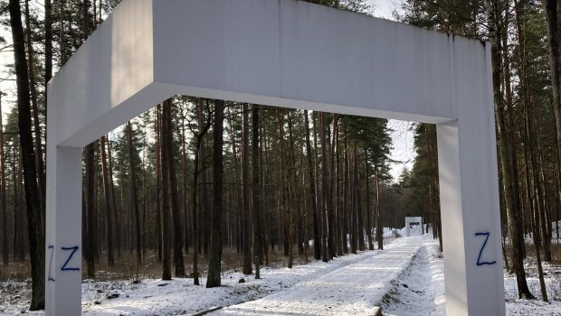 Persoane necunoscute au vandalizat Memorialul Holocaustului de la Riga. 35.000 de oameni au murit în pădurea Bikernieki