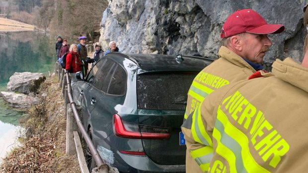 Un șofer de 77 de ani rămas blocat cu mașina pe o potecă montană, în Austria, salvat de pompieri: „Așa m-a dus GPS-ul”