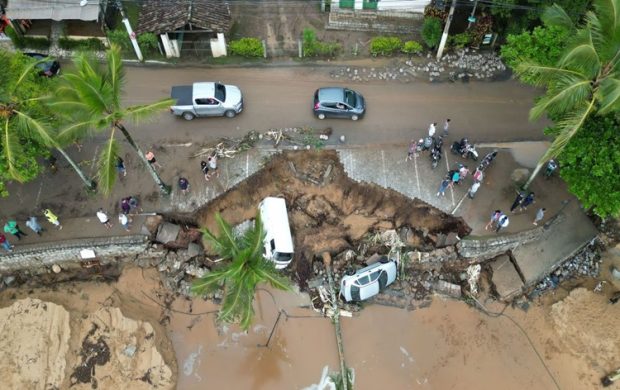 Inundații masive și alunecări de teren în Brazilia. 36 de oameni au murit