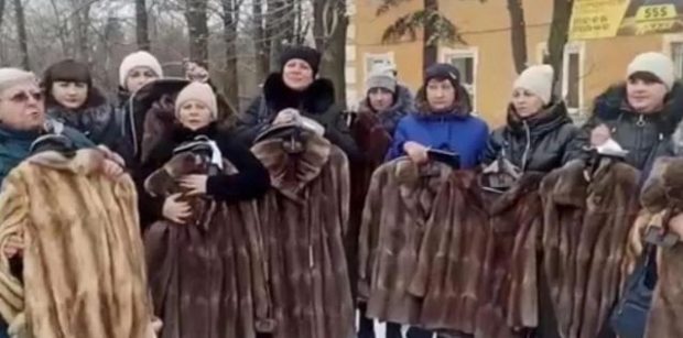 Mai multe văduve ale rușilor morți pe frontul din Ucraina au primit haine de blană: „Eu am returnat-o, era prea mică”