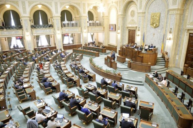 Legile Educației au trecut de Parlament, în prima zi de grevă a profesorilor. Ce schimbări aduc