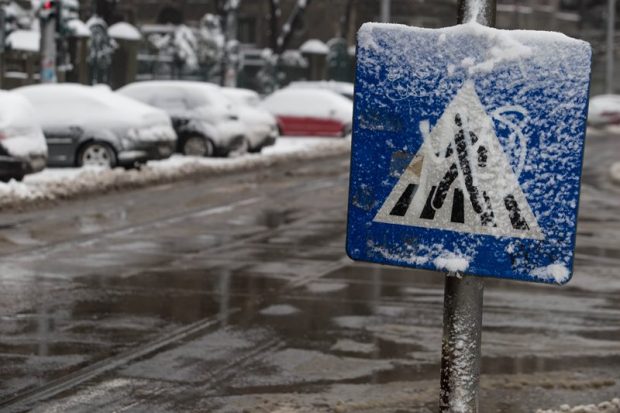 Trei minori au fost loviți de o mașină pe o trecere de pietoni din Piatra Neamț