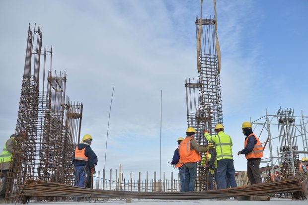 Unde se câștigă cel mai bine în domeniul construcțiilor: un muncitor câștigă în medie 4.500 de lei, un șef poate ajunge la 34.000 de lei