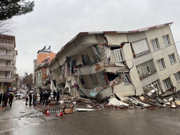 Peste 600 de persoane sunt anchetate în Turcia pentru prăbuşirea clădirilor la cutremur