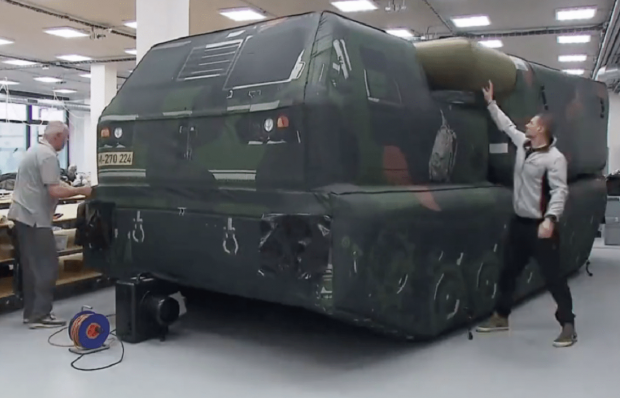 Rușii se laudă că au distrus de 2,5 ori mai multe HIMARS decât au fost livrate Ucrainei, fără să știe că au tras în lansatoare gonflabile din cauciuc