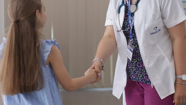 Când trebuie părinții să meargă cu cei mici la doctor și ce analize recomandă medicii MedLife în funcție de vârstă și afecțiune