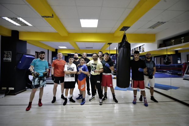 Fight Club de Pipera! Într-o sală din nordul Capitalei, un fost boxer învață mai mulți copii să devină campioni, iar pe corporatiști – să se apere: „Aici ei sunt familia mea”