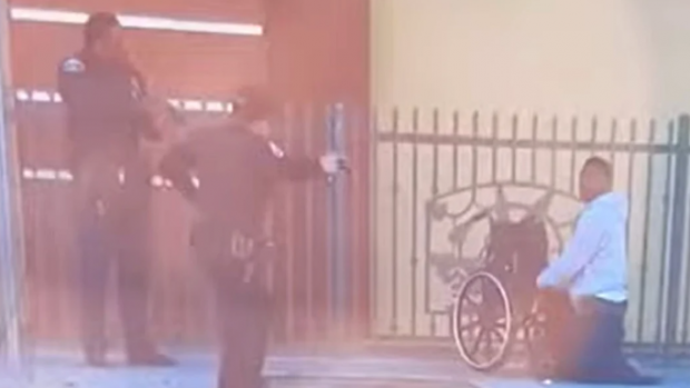 Bărbat de culoare cu picioarele amputate, împușcat mortal de polițiști, în Los Angeles. Agenții au fost trimiși în „concediu administrativ plătit”