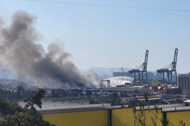 CORESPONDENȚĂ DIN TURCIA. Imaginile unei țări copleșite. Pompierii sting încă incendiul izbucnit acum 4 zile în portul Iskenderun