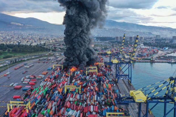 Incendiu violent în portul turc Iskenderun, izbucnit după cutremurele de luni. Focul încă nu a fost stins