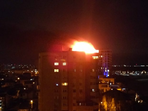 Incendiu puternic la mansarda unui bloc din Constanța. 40 de persoane au fost evacuate de pompieri