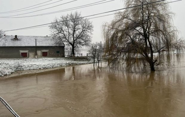 Inundații în Timiș. 65 de elevi și profesori, evacuați dintr-o școală aflată lângă râul Bega. VIDEO