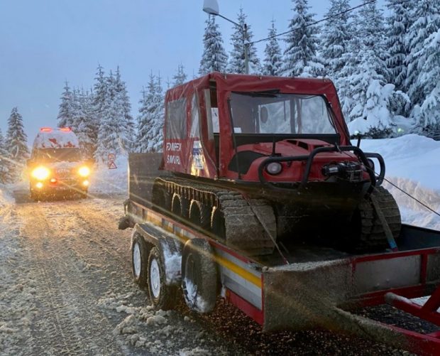 30 de persoane blocate în zăpadă în staţiunea Păltiniş, evacuate de salvamontişti