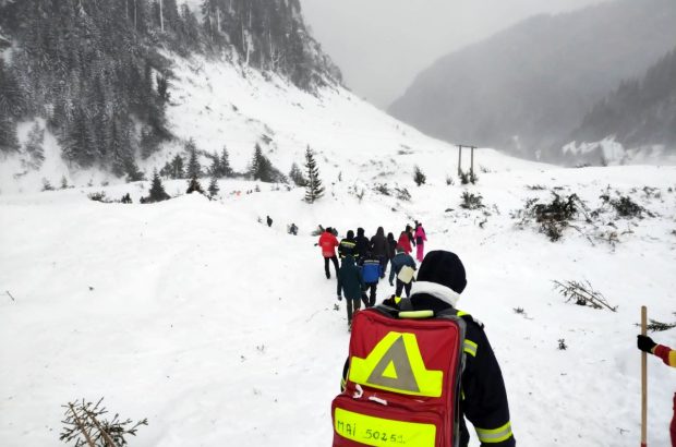 Dosar penal după avalanșa de la Cabana Capra. Poliția îi caută pe turiștii care au mers cu mașina, deși drumul e închis