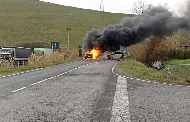 Un român de 20 de ani a făcut prăpăd pe o șosea din Italia. Avea 150 km/h, mașina lui a explodat