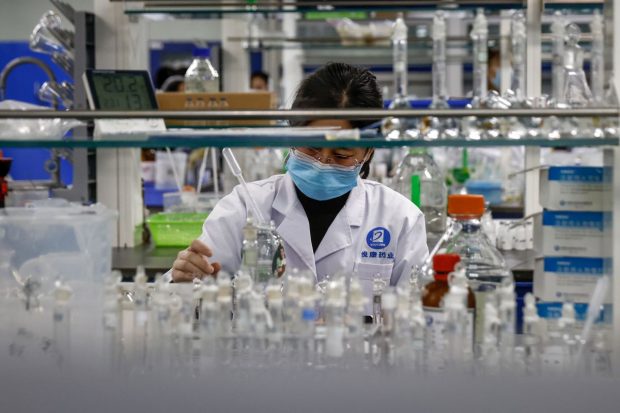 Reacția Chinei după ce SUA au concluzionat că, cel mai probabil, pandemia de COVID a fost provocată de o scurgere din laborator