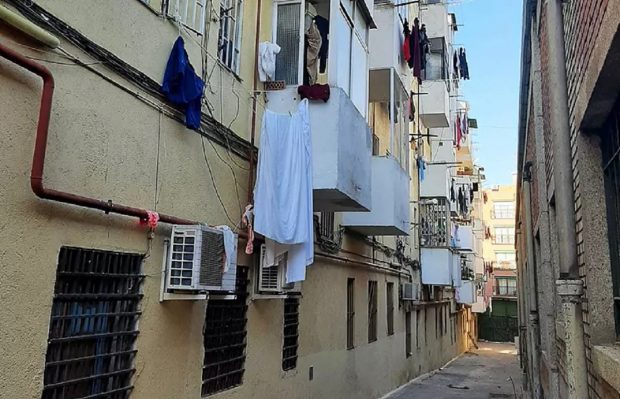 Un bărbat a sărit de la balcon ca să scape de soția lui, femeia s-a aruncat după el și a căzut în cap, într-un cartier din Madrid