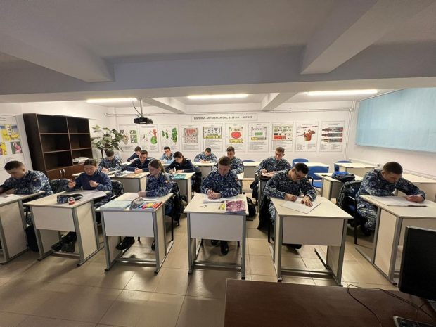 Admiterea la școlile militare postliceale de subofițeri și maiștri militari se face anul acesta doar pe baza mediei de la BAC