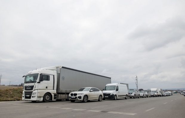 Refugiații ucraineni sunt obligați să-și vândă mașinile, dacă vor să mai primească ajutor social în Elveția