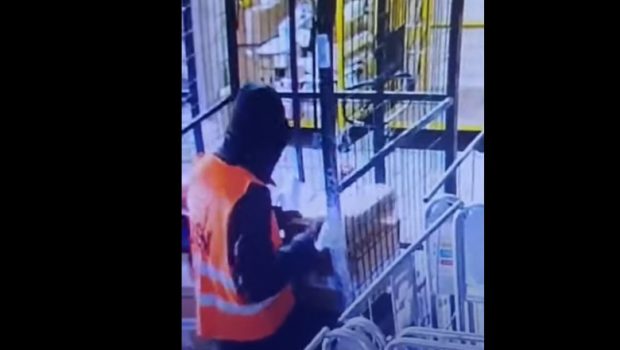 Angajatul unei firme de curierat din Craiova a fost reținut după ce a furat din colete bunuri de 40.000 de lei