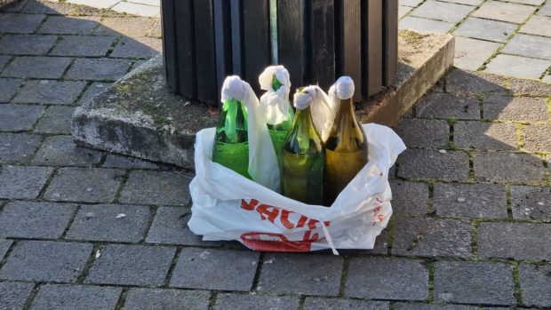 Sticle ce par a fi cocktail-uri Molotov, descoperite într-o sacoșă lângă Catedrala Încoronării din Alba Iulia