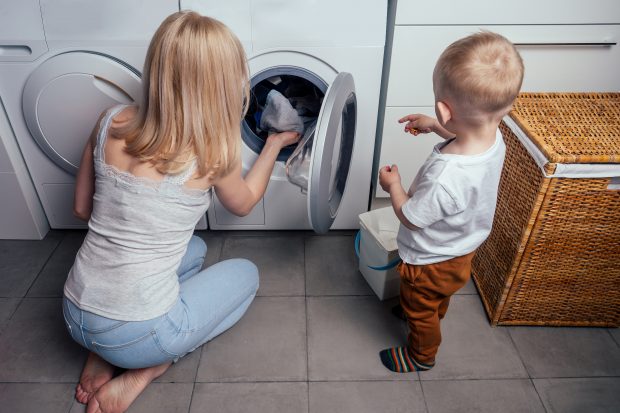 7 din 10 femei spun că sunt singurele responsabile cu treburile casnice, deși sunt și angajate cu normă întreagă