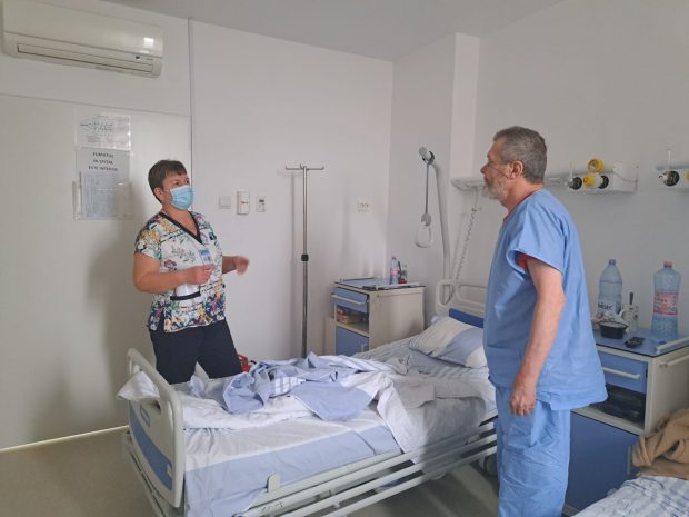 Unde se duc oamenii fără adăpost după ce sunt externați din spitale? Cazul unui bărbat care a trăit o lună la urgențe în București. Apoi a dispărut