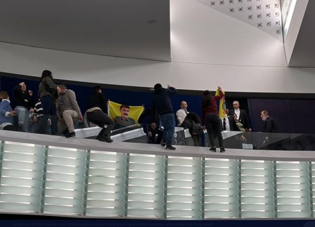 Plenul Parlamentului European a fost evacuat, după ce mai mulți protestatari kurzi au amenințat că se aruncă de la balcon