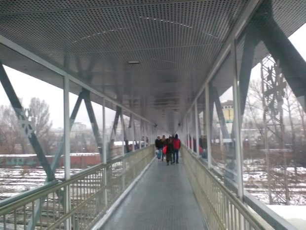 Un copil s-a electrocutat, după ce a căzut de pe o pasarelă pietonală pe firele electrice, apoi pe o locomotivă, la Iași