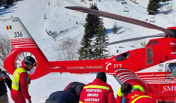 Turistă cu picior fracturat la schi, preluată de salvamontiștii din Prahova cu un elicopter