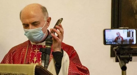 Un preot din Italia sfințește telefoanele și tabletele enoriașilor săi: „Așa îi protejez de știri false”