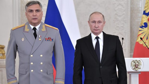 General rus, comandant al Forțelor Terestre staționate în Belarus, filmat când face striptease: „Fin cunoscător al restaurantelor și doamnelor din Minsk”