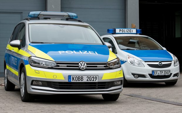 „Un pic exuberanți. Aveau deja cătușe!”. Poliția a fost chemată la o presupusă faptă violentă și a dat de doi soți care făceau dragoste zgomotos