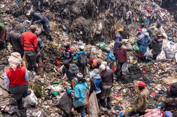 Raport: Kenya, „supapa de evacuare” pentru hainele uzate din UE. 37 de milioane de articole care conțin plastic, expediate anual în țară