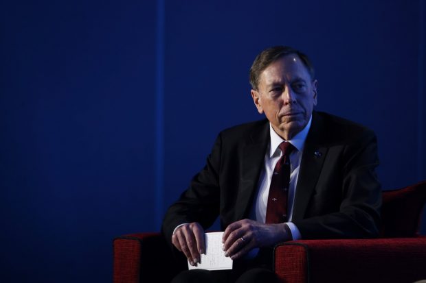 Generalul american David Petraeus estimează că ucrainenii îi vor putea respinge în această vară pe ruși. Ce abordare propune pe câmpul de luptă