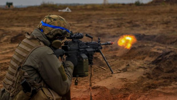 Un soldat belgian din trupele NATO aflate în România, acuzat de tentativă de omor. A strâns de gât un plutonier care îl prinsese la băut