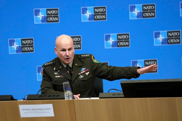 Comandantul trupelor NATO din Europa susține că avioanele F-16 și rachetele cu rază mai lungă de acțiune ar putea ajuta Ucraina să învingă Rusia